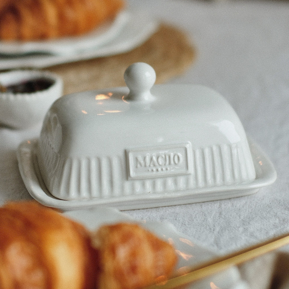 Oil can with the inscription "Oil"