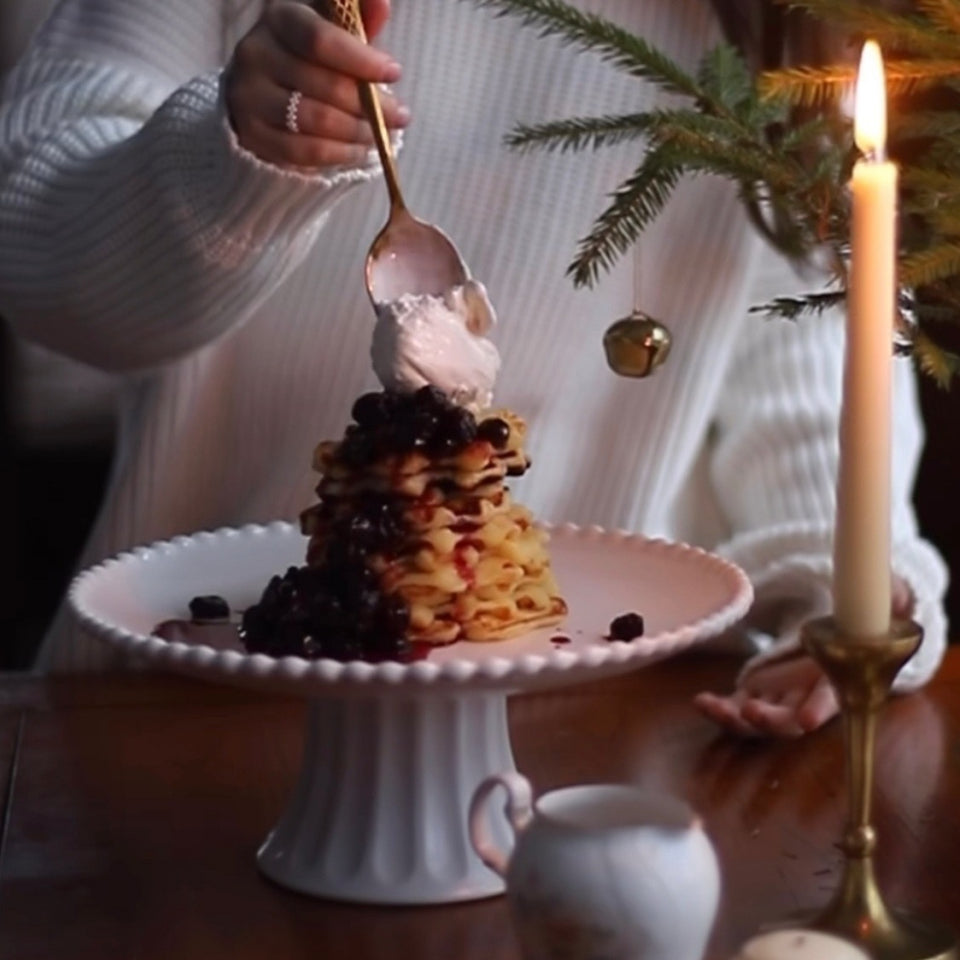 Cake stand on a leg "White pearl"